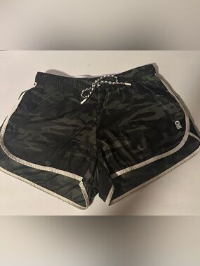 Bandier& Solid Women's Camo Active Shorts with Contrast Trim